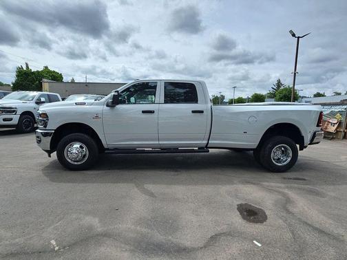 Bright White Clearcoat 2026 RAM 3500 Tradesman Crew Cab 4x4 8' Box