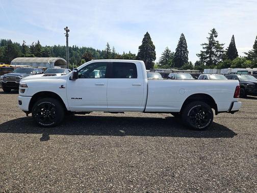 Bright White Clearcoat 2026 RAM 3500 Laramie Crew Cab 4x4 8' Box