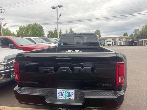 Diamond Black Crystal Pearlcoat 2025 RAM 3500 Laramie Crew Cab 4x4 8' Box
