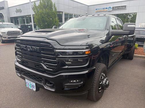 Diamond Black Crystal Pearlcoat 2025 RAM 3500 Laramie Crew Cab 4x4 8' Box