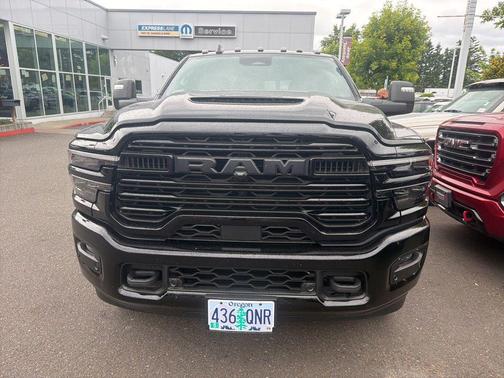 Diamond Black Crystal Pearlcoat 2025 RAM 3500 Laramie Crew Cab 4x4 8' Box