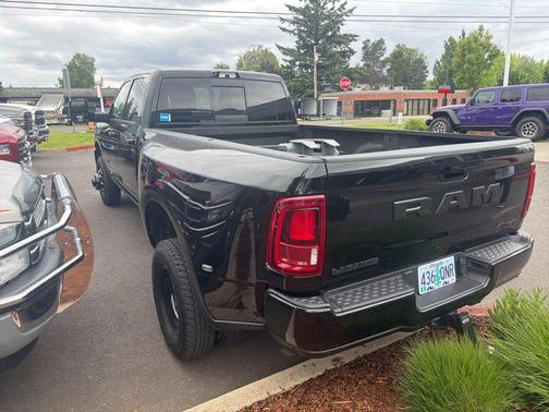 Diamond Black Crystal Pearlcoat 2025 RAM 3500 Laramie Crew Cab 4x4 8' Box