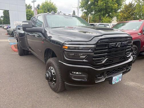 Diamond Black Crystal Pearlcoat 2025 RAM 3500 Laramie Crew Cab 4x4 8' Box