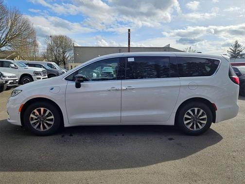 2025 Chrysler Pacifica Hybrid Select