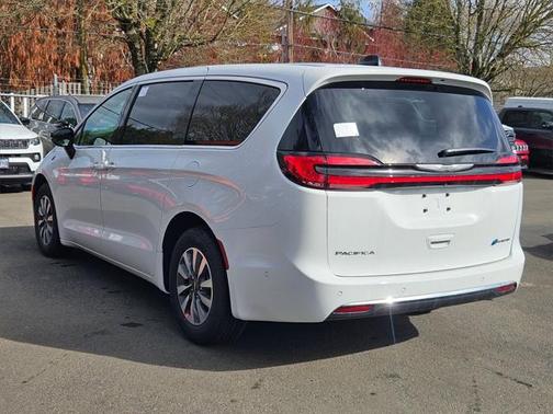 2025 Chrysler Pacifica Hybrid Select