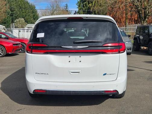 2025 Chrysler Pacifica Hybrid Select