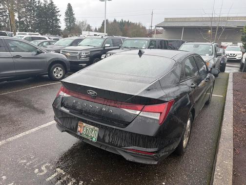 2022 Hyundai ELANTRA SE