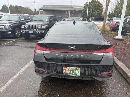 2022 Hyundai ELANTRA SE