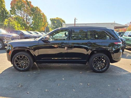 High Gloss Black 2027 Jeep Grand Cherokee Summit
