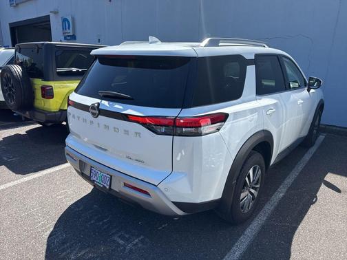 White Pearl 2025 Nissan Pathfinder SL 4WD