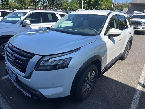 White Pearl 2025 Nissan Pathfinder SL 4WD