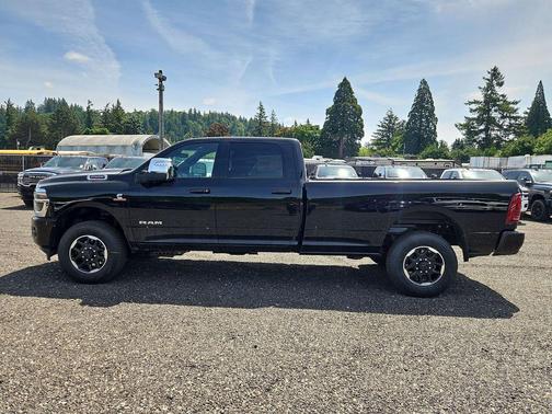 Diamond Black Crystal Pearlcoat 2026 RAM 2500 Laramie Crew Cab 4x4 8' Box