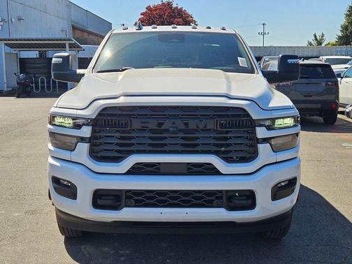 Bright White Clearcoat 2026 RAM 3500 Big Horn Crew Cab 4x4 8' Box