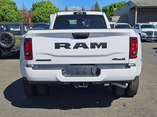 Bright White Clearcoat 2026 RAM 3500 Big Horn Crew Cab 4x4 8' Box