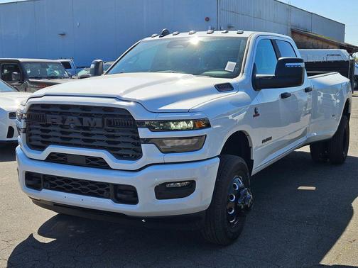 Bright White Clearcoat 2026 RAM 3500 Big Horn Crew Cab 4x4 8' Box