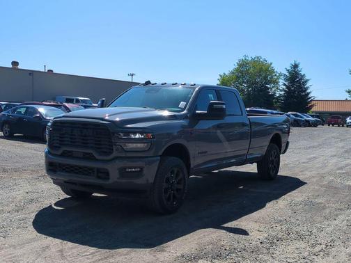 Ceramic Gray Clearcoat 2026 RAM 3500 Big Horn Crew Cab 4x4 8' Box