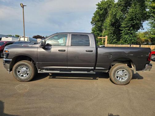 2025 RAM 2500 Tradesman Crew Cab 4x4 6'4' Box