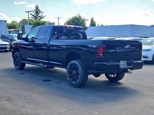 Diamond Black Crystal Pearlcoat 2026 RAM 2500 Black Express Crew Cab 4x4 8' Box