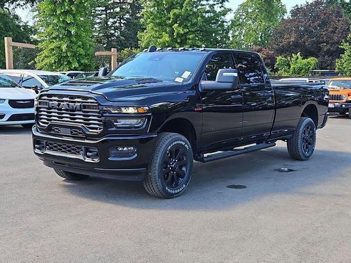 Diamond Black Crystal Pearlcoat 2026 RAM 2500 Black Express Crew Cab 4x4 8' Box