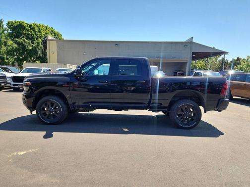 Diamond Black Crystal Pearlcoat 2026 RAM 2500 Laramie Crew Cab 4x4 6'4' Box