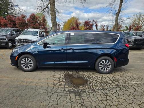 2025 Chrysler Pacifica Hybrid Select
