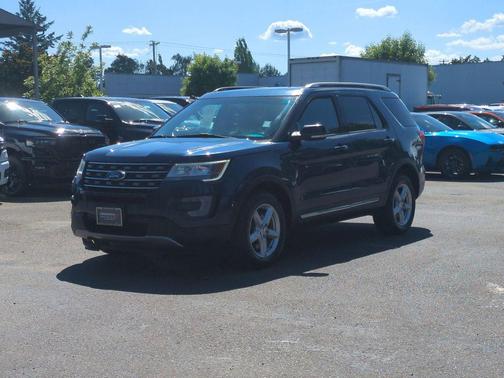 Blue Jeans Metallic 2017 Ford Explorer XLT