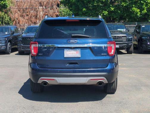 Blue Jeans Metallic 2017 Ford Explorer XLT