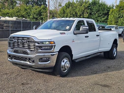 Bright White Clearcoat 2026 RAM 3500 Tradesman Crew Cab 4x4 8' Box