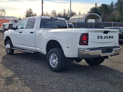 Bright White Clearcoat 2026 RAM 3500 Tradesman Crew Cab 4x4 8' Box