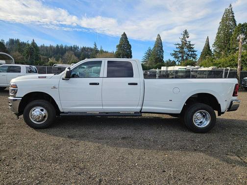Bright White Clearcoat 2026 RAM 3500 Tradesman Crew Cab 4x4 8' Box