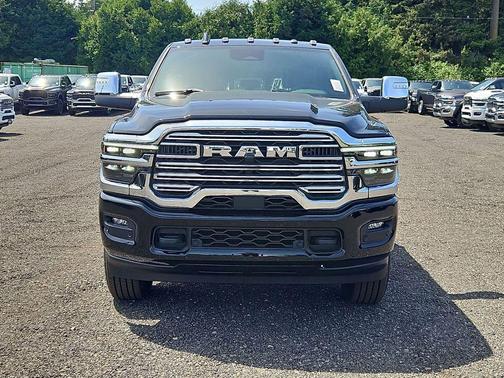 Diamond Black Crystal Pearlcoat 2026 RAM 3500 Laramie Crew Cab 4x4 8' Box