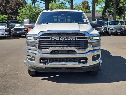 Bright White Clearcoat 2026 RAM 3500 Tradesman Crew Cab 4x4 8' Box