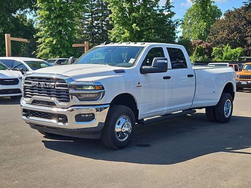 Bright White Clearcoat 2026 RAM 3500 Tradesman Crew Cab 4x4 8' Box
