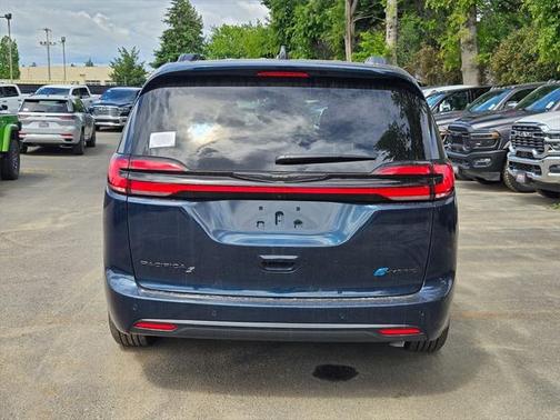 2025 Chrysler Pacifica Hybrid Premium S Appearance Pkg