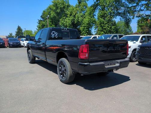 Diamond Black Crystal Pearlcoat 2026 RAM 3500 Laramie Crew Cab 4x4 8' Box