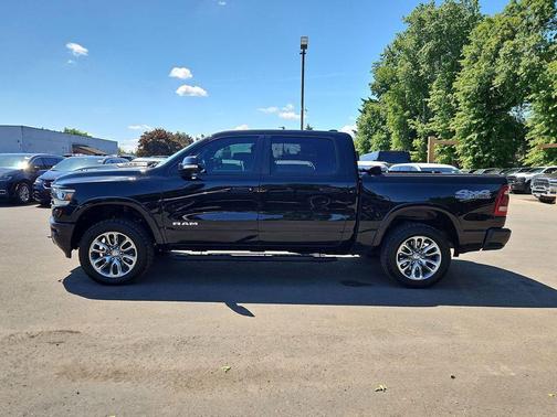 Diamond Black Crystal Pearlcoat 2019 RAM 1500 Laramie
