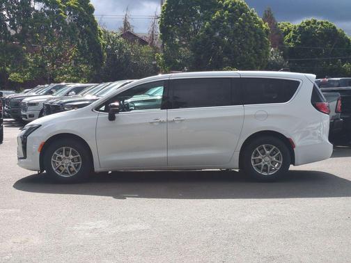Bright White Clearcoat 2027 Chrysler Pacifica L