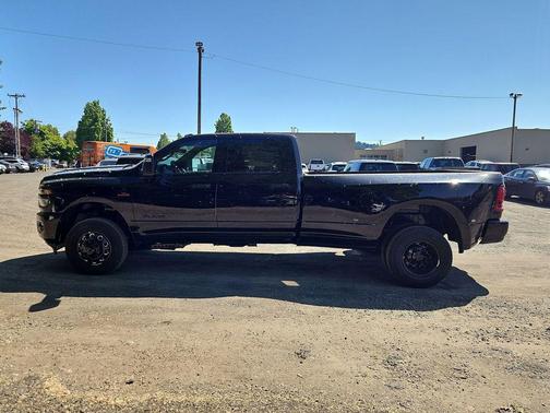 Diamond Black Crystal Pearlcoat 2026 RAM 3500 Big Horn Crew Cab 4x4 8' Box