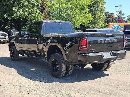 Diamond Black Crystal Pearlcoat 2026 RAM 3500 Big Horn Crew Cab 4x4 8' Box