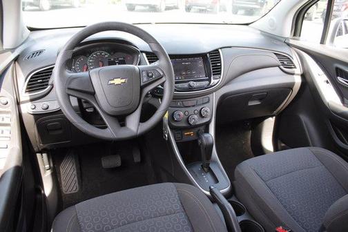 Photo 2 of 35 of 2020 Chevrolet Trax LS