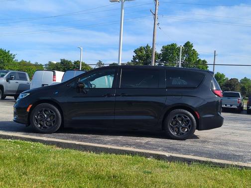 Brilliant Black Crystal Pearlcoat 2022 Chrysler Pacifica Hybrid Touring L