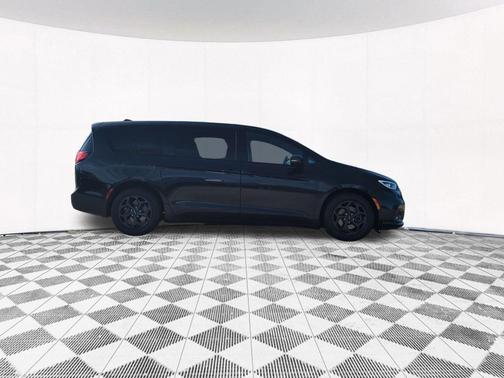 Brilliant Black Crystal Pearlcoat 2022 Chrysler Pacifica Hybrid Touring L