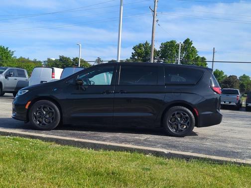 Brilliant Black Crystal Pearlcoat 2022 Chrysler Pacifica Hybrid Touring L