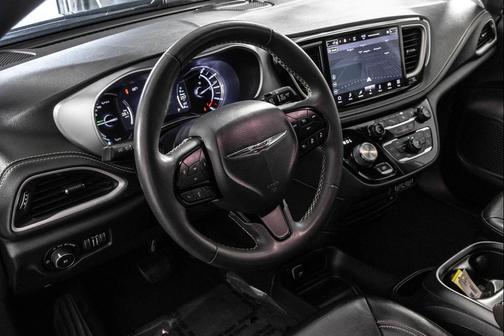 Brilliant Black Crystal Pearlcoat 2022 Chrysler Pacifica Hybrid Touring L