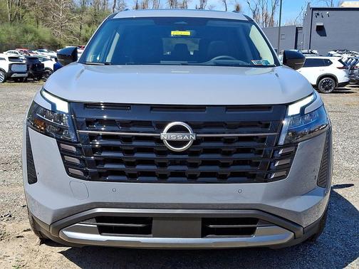 Boulder Gray Pearl/Super Black 2026 Nissan Pathfinder Platinum