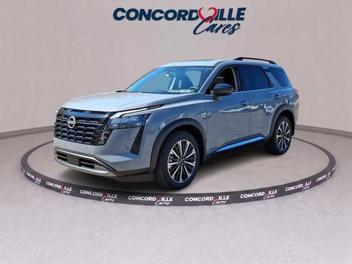 Boulder Gray Pearl/Super Black 2026 Nissan Pathfinder Platinum