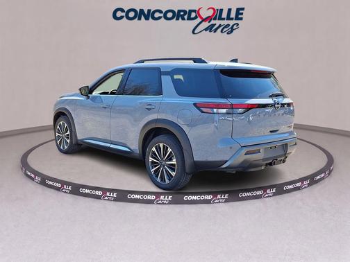 Boulder Gray Pearl/Super Black 2026 Nissan Pathfinder Platinum