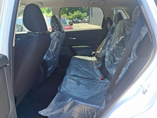 Everest White Pearl Tricoat 2026 Nissan Rogue SV