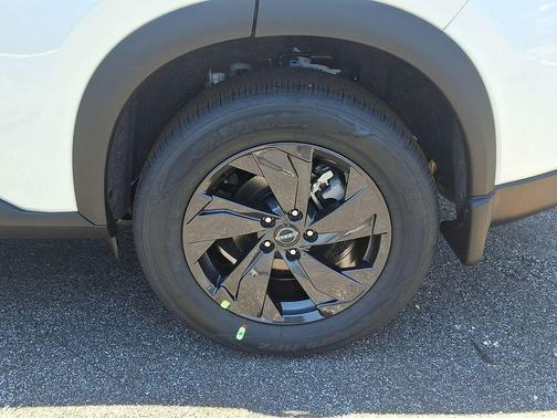 Everest White Pearl Tricoat 2026 Nissan Rogue SV
