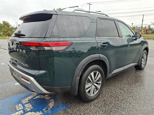 2022 Nissan Pathfinder SL 4WD
